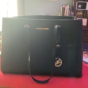 A Michel kors bag never been used